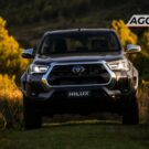 Toyota preta parado de frente.