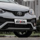 Toyota Etios branco parado na diagonal.