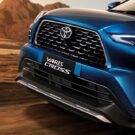 Toyota Yaris Cross azul em velocidade.