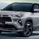 Toyota Yaris Cross branca parada na diagonal.