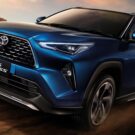 Toyota Yaris Cross azul em velocidade.