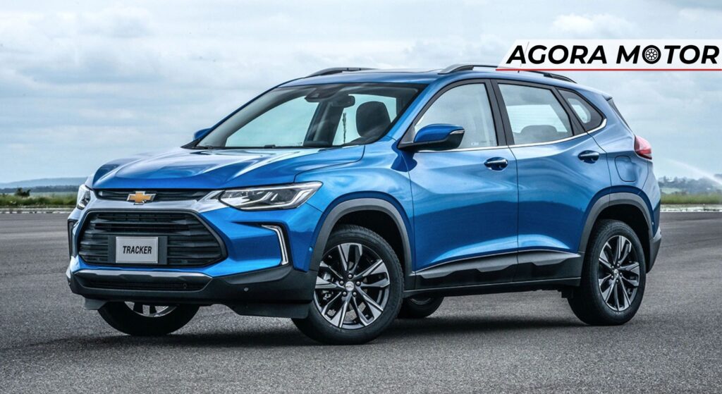 SUV Chevrolet Tracker azul parado na diagonal.