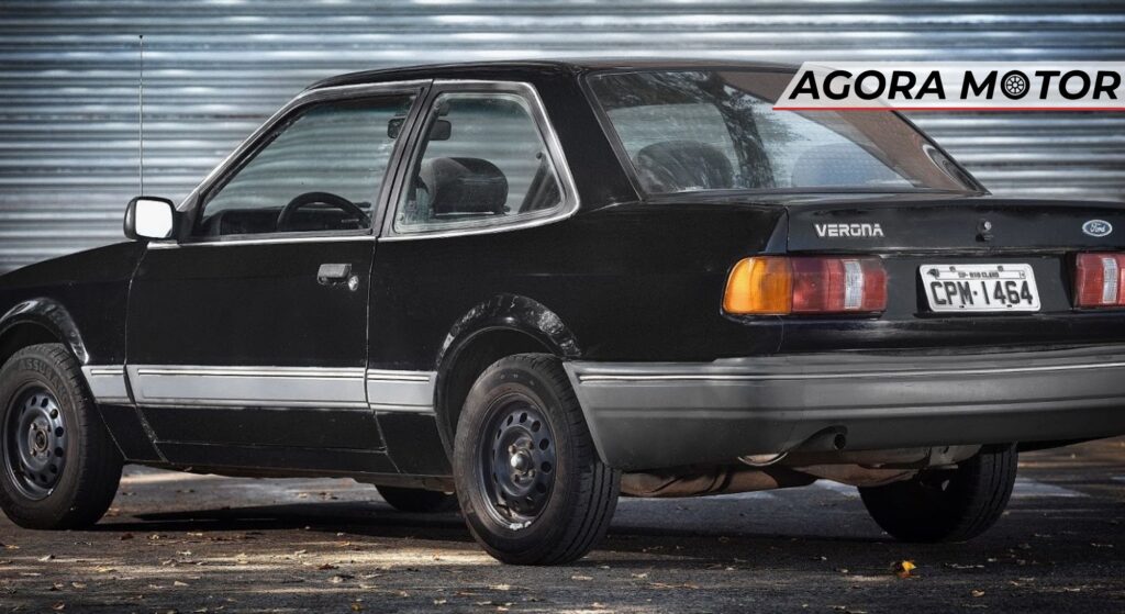 Ford Verona preto parado de costas.