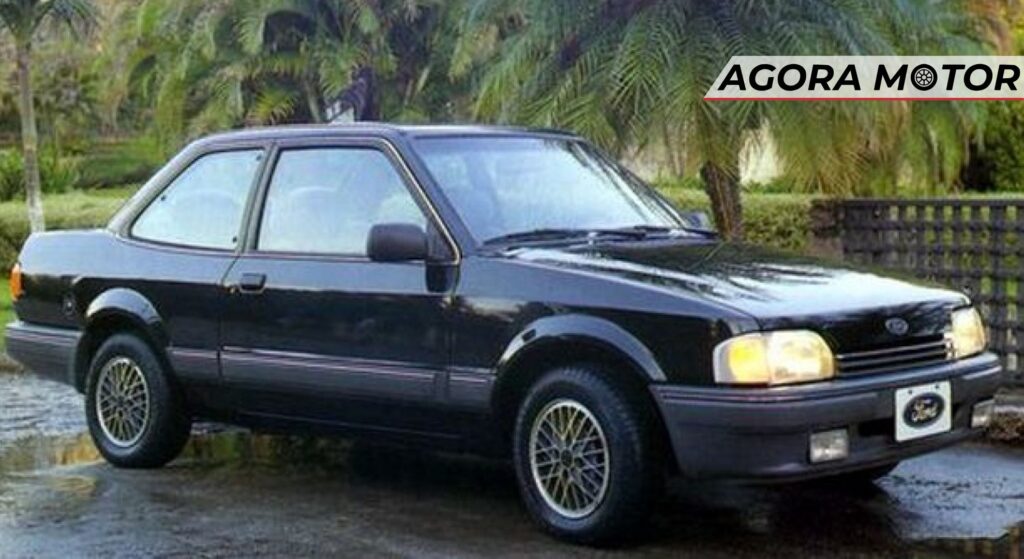 Ford Verona preto parado na diagonal.