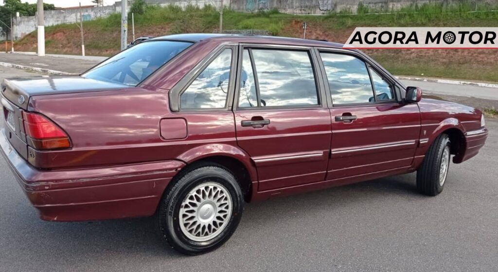 Ford Versailles vermelho de costas.