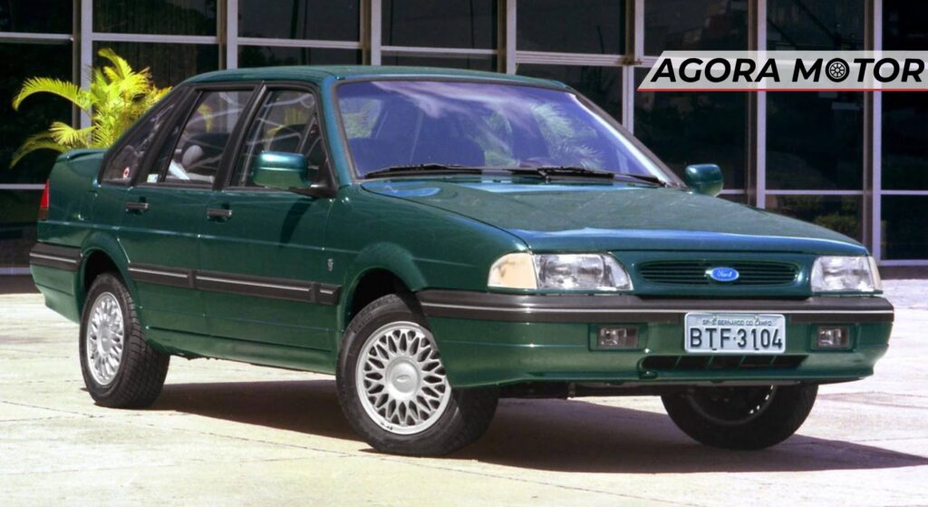 Ford Versailles verde parado na diagonal.