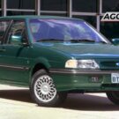 Ford Versailles verde parado na diagonal.