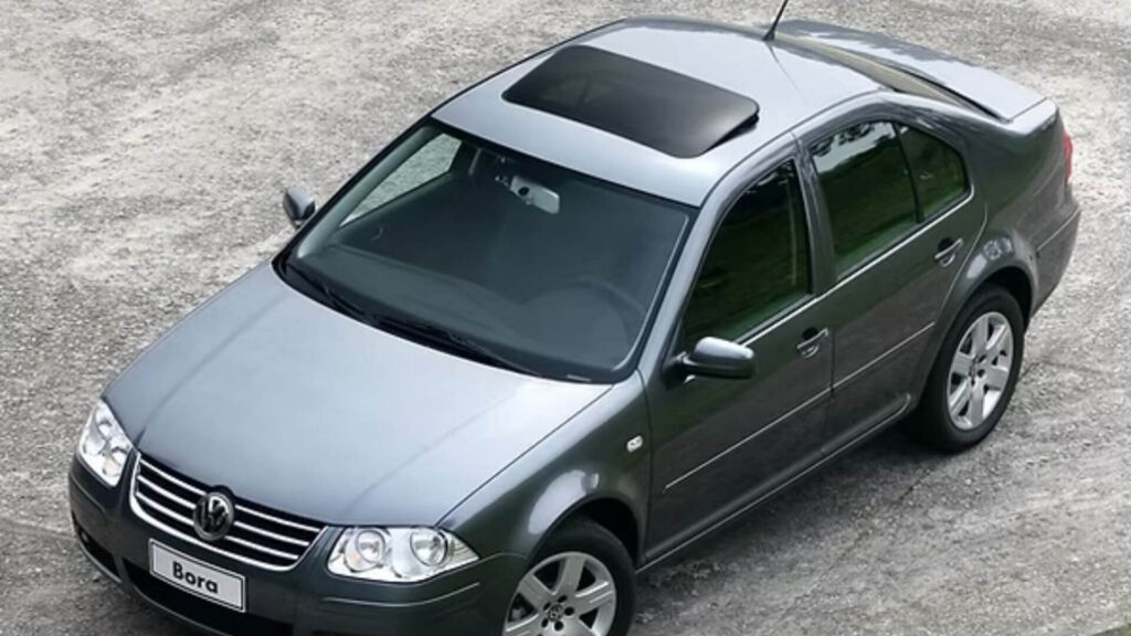 volkswagen bora cinza escuro estacionado