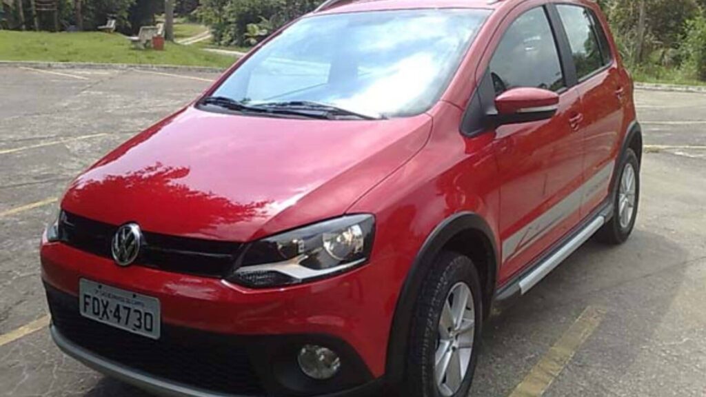 volkswagen crossfox vermelho estacionado