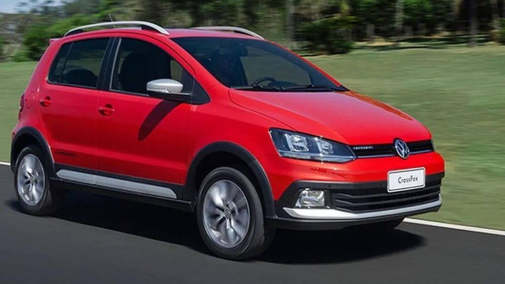 volkswagen crossfox vermelho na estrada