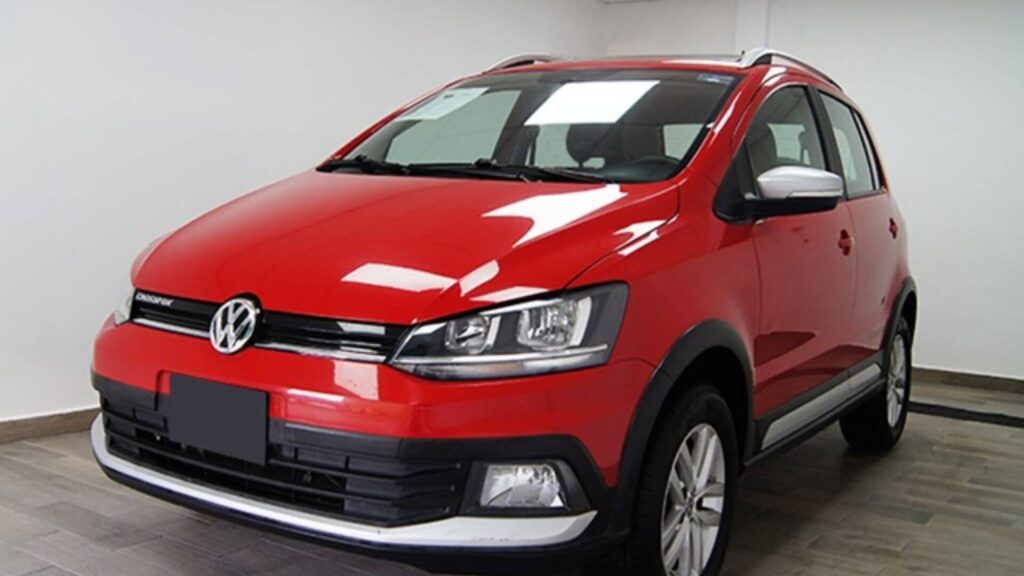 volkswagen crossfox vermelho parado em uma garagem