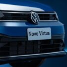 Volkswagen Virtus azul parado na diagonal.