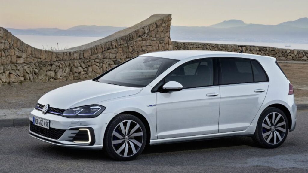 volkswagen golf gti branco estacionado