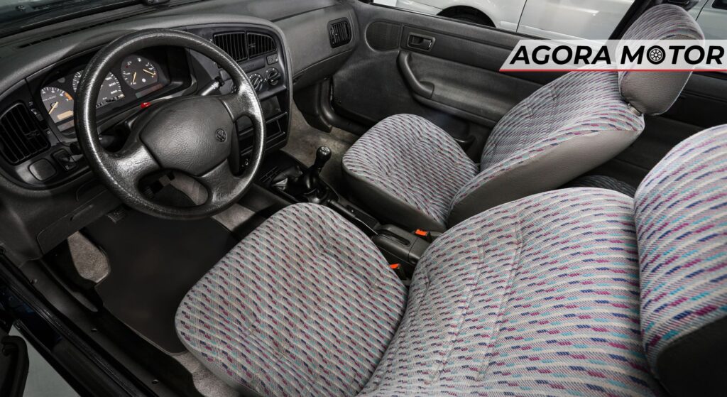 Dentro do Volkswagen Logus.