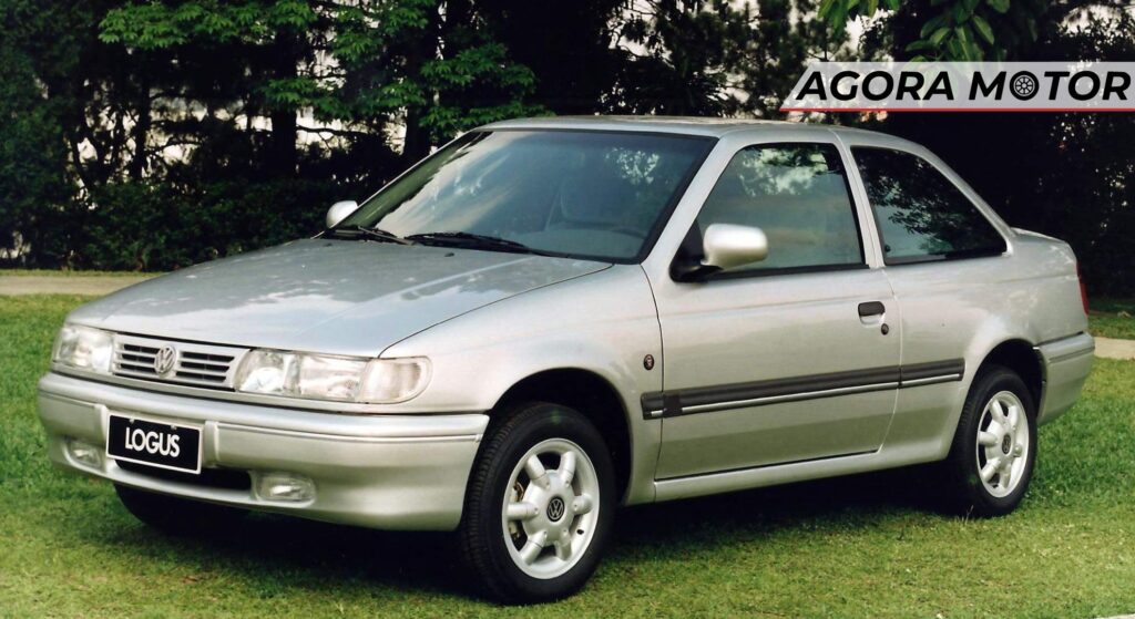 Volkswagen Logus prata parado na diagonal.