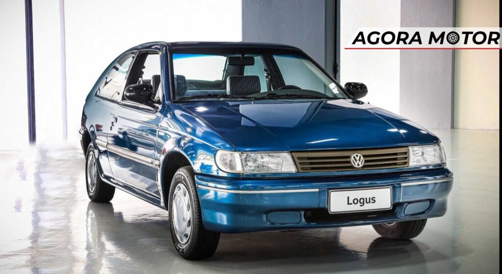 Volkswagen Logus azul parado na diagonal.