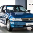Volkswagen Logus azul parado na diagonal.