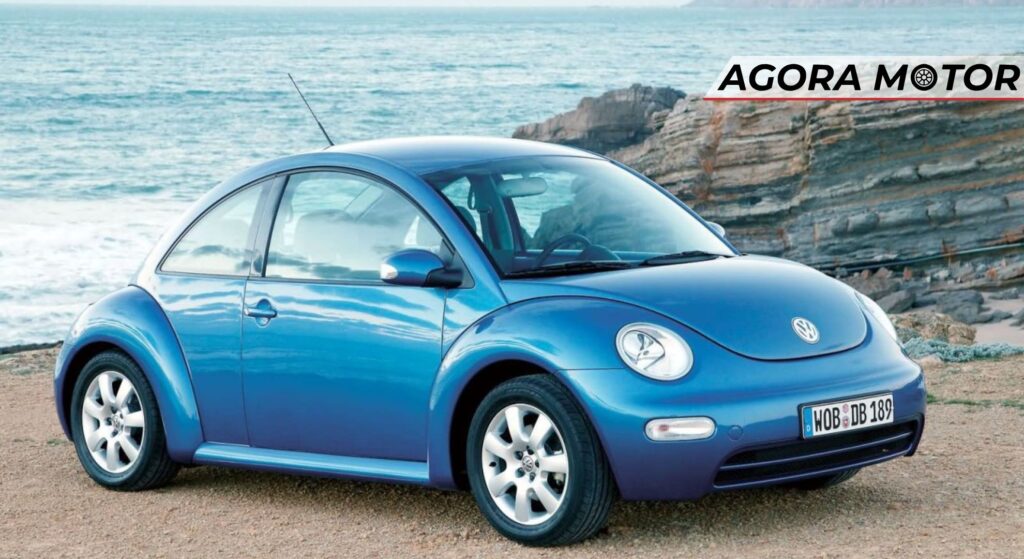 Volkswagen New Beetle azul parado de lado.