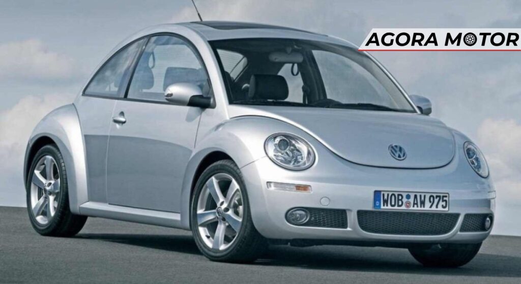 Volkswagen New Beetle prata parado na diagonal.