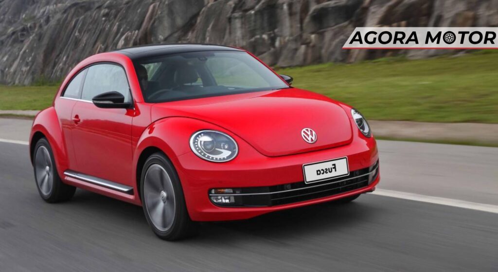 Volkswagen New Beetle vermelho em velocidade.