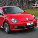 Volkswagen New Beetle vermelho em velocidade.