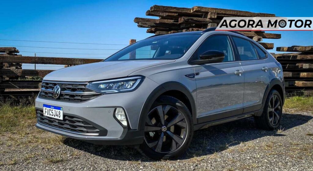Volkswagen Nivus cinza parado na diagonal.