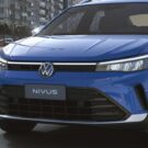 Volkswagen Nivus azul parado de frente.