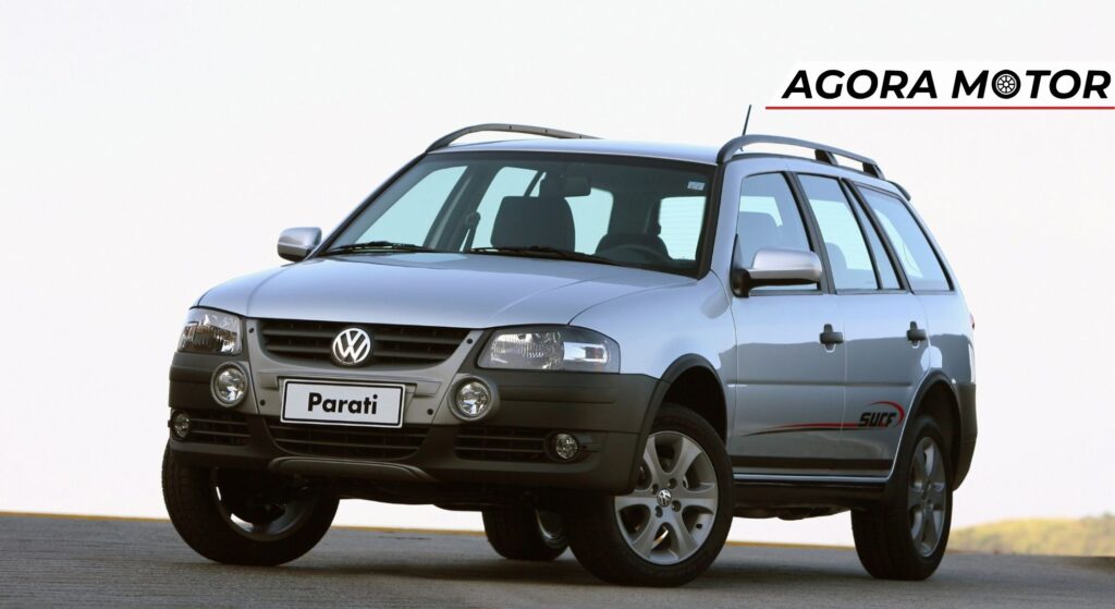 Volkswagen Parati prata parado na diagonal.