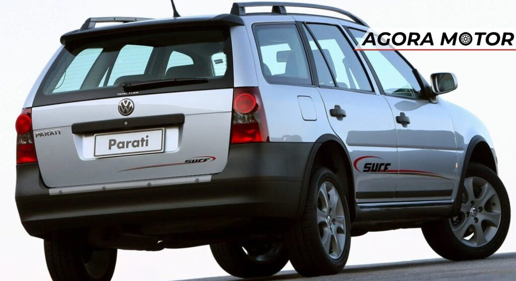 Volkswagen Parati parado de costas.