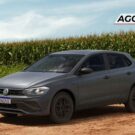 Volkswagen Polo cinza parado na diagonal.