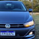 Volkswagen Polo cinza parado na diagonal.