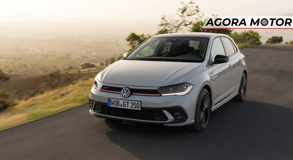 Volkswagen Polo branco em velocidade.