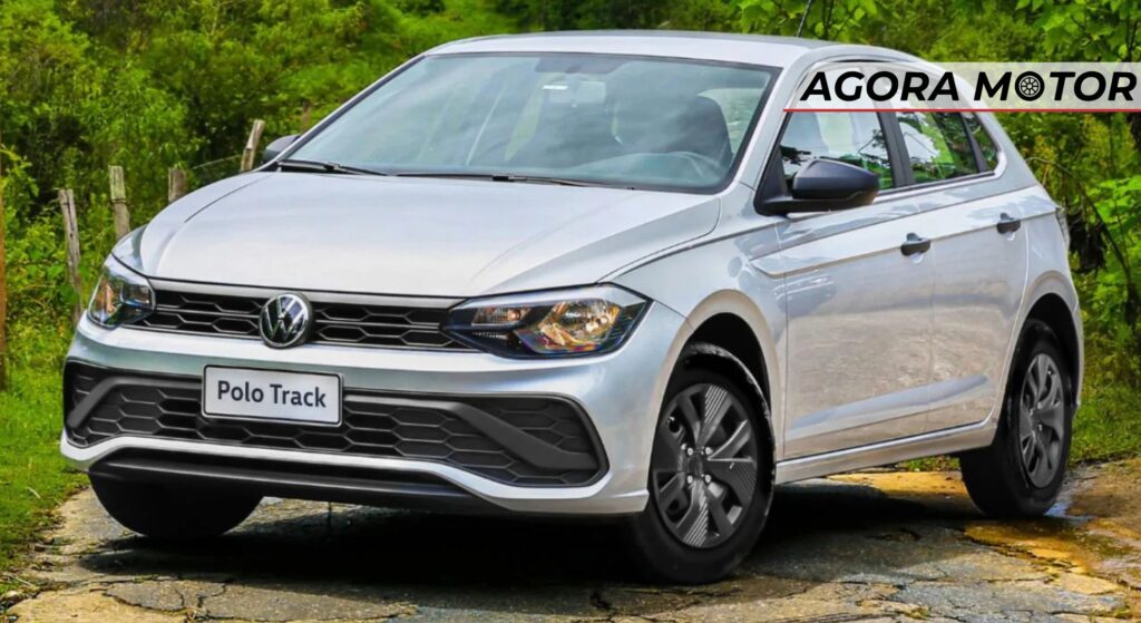 Volkswagen Polo branco parado na diagonal.