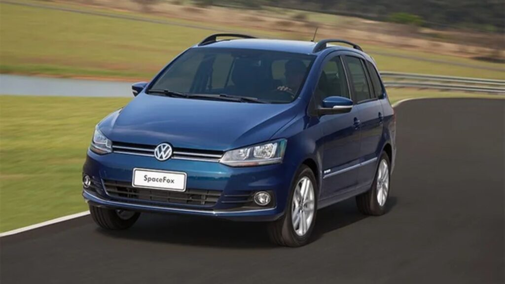 volkswagen spacefox azul na estrada