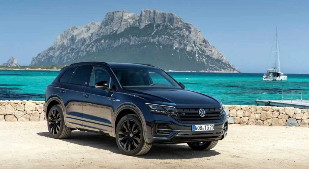 Volkswagen Touareg preto parado na diagonal.