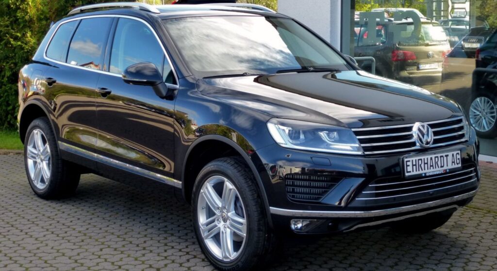 Volkswagen Touareg preto parado.