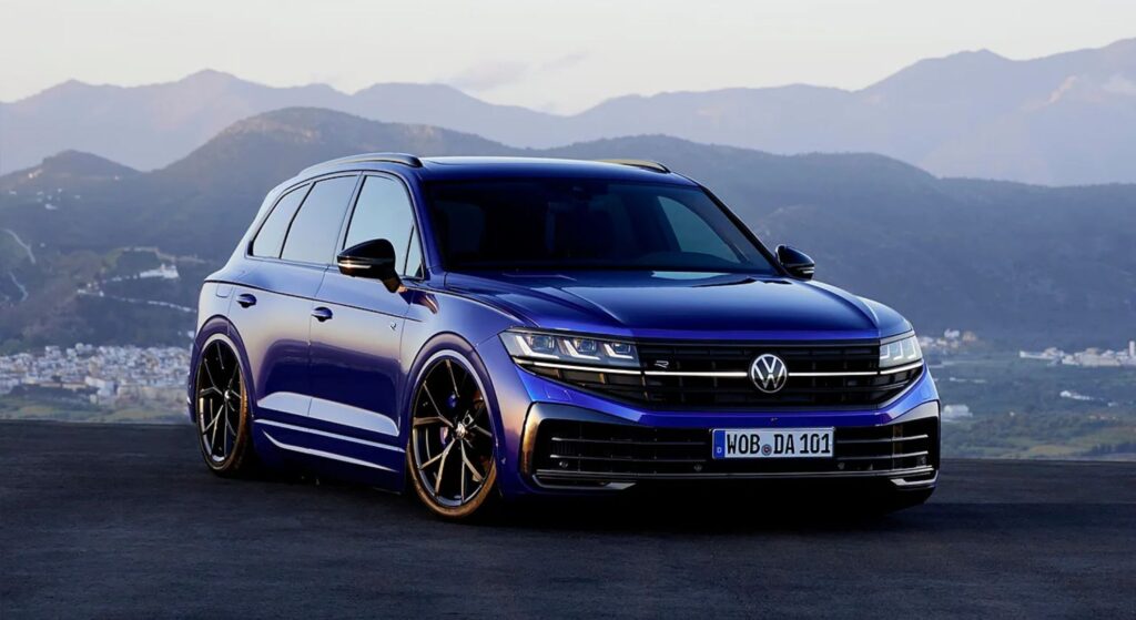 Volkswagen Touareg azul parado na diagonal.