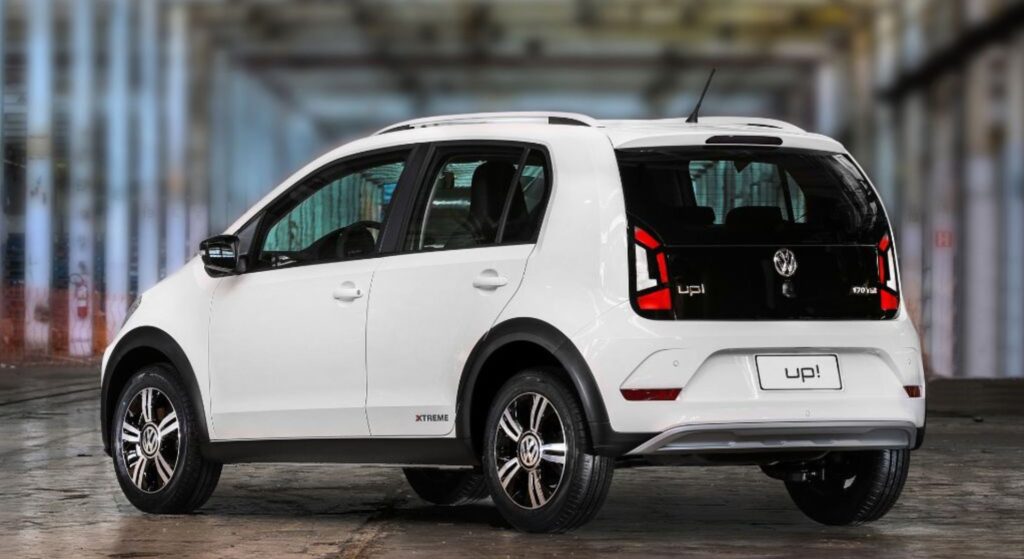 Volkswagen Up branco parado de costas.