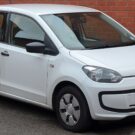 Volkswagen Up branco parado na diagonal.