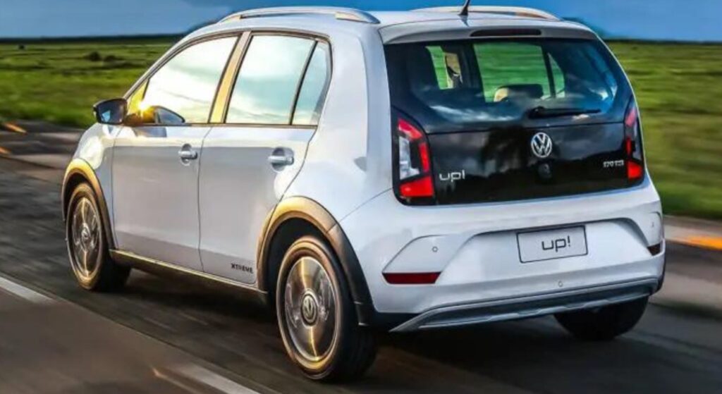 Volkswagen Up branco em velocidade.