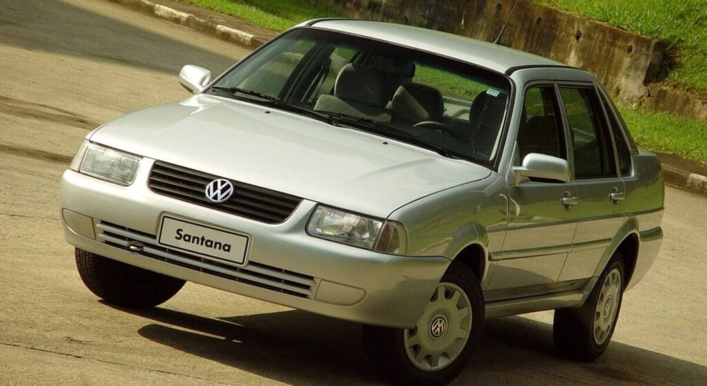Volkswagen Santana prata parado de frente.