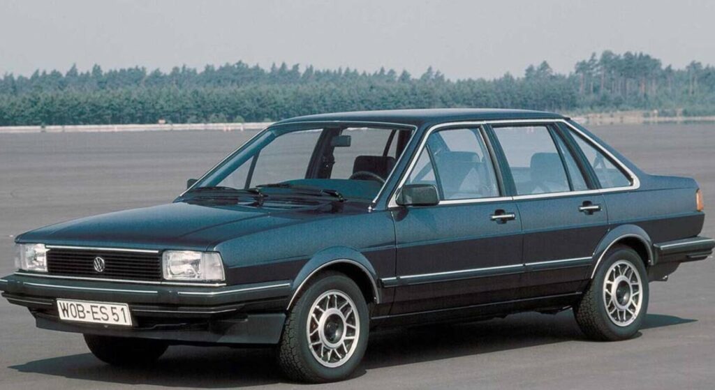 Volkswagen Santana cinza parado de lado.
