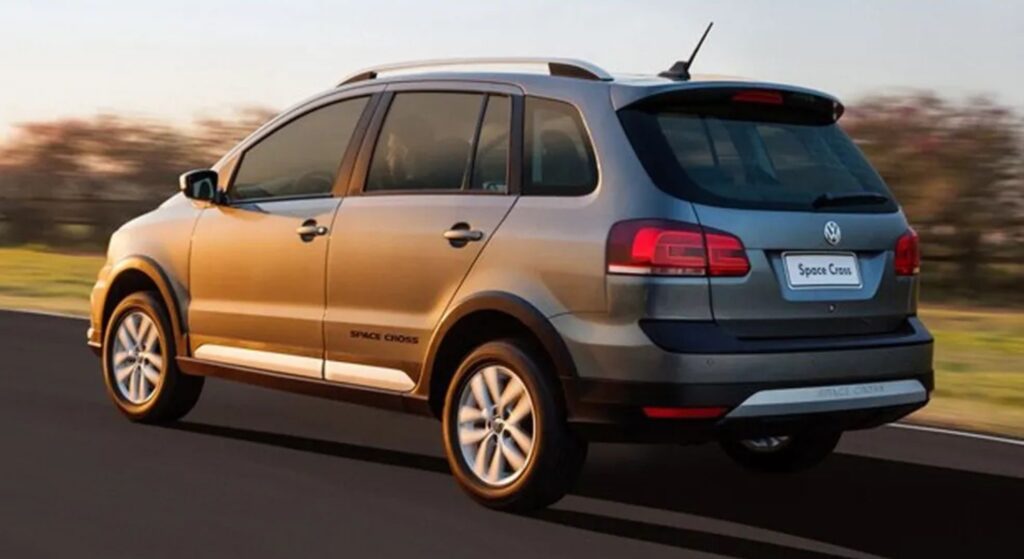 Volkswagen SpaceCross prata de costas.