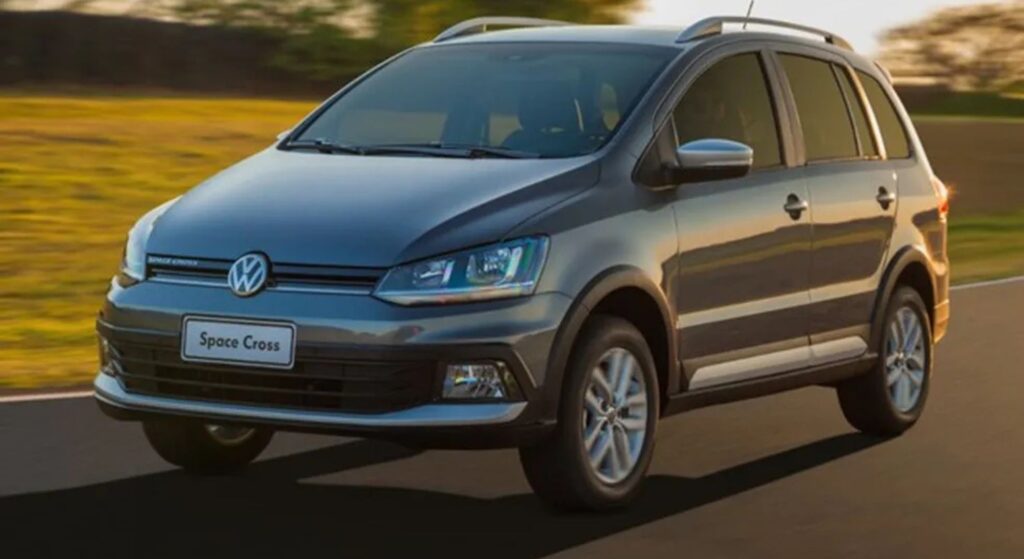Volkswagen SpaceCross cinza em velocidade.