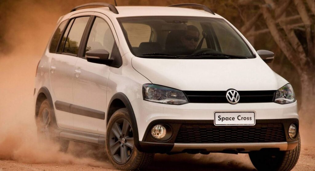 Volkswagen SpaceCross branco de frente.