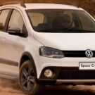 Volkswagen SpaceCross branco de frente.