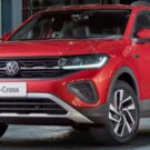Volkswagen T-Cross vermelho parado na diagonal.