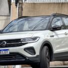 Volkswagen T-Cross branco parado na diagonal.
