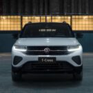 Volkswagen T-Cross branco parado de frente.