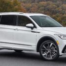 Volkswagen Tiguan branco parado de lado.